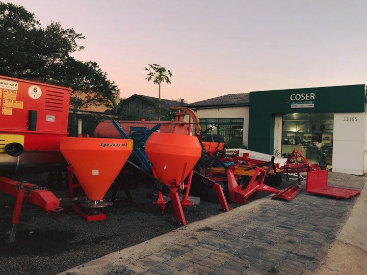 Trabalhamos na venda de máquinas e implementos agrícolas novos e usados, representando as melhores marcas do ramo para lhe atender seja qual for a sua necessidade no campo.